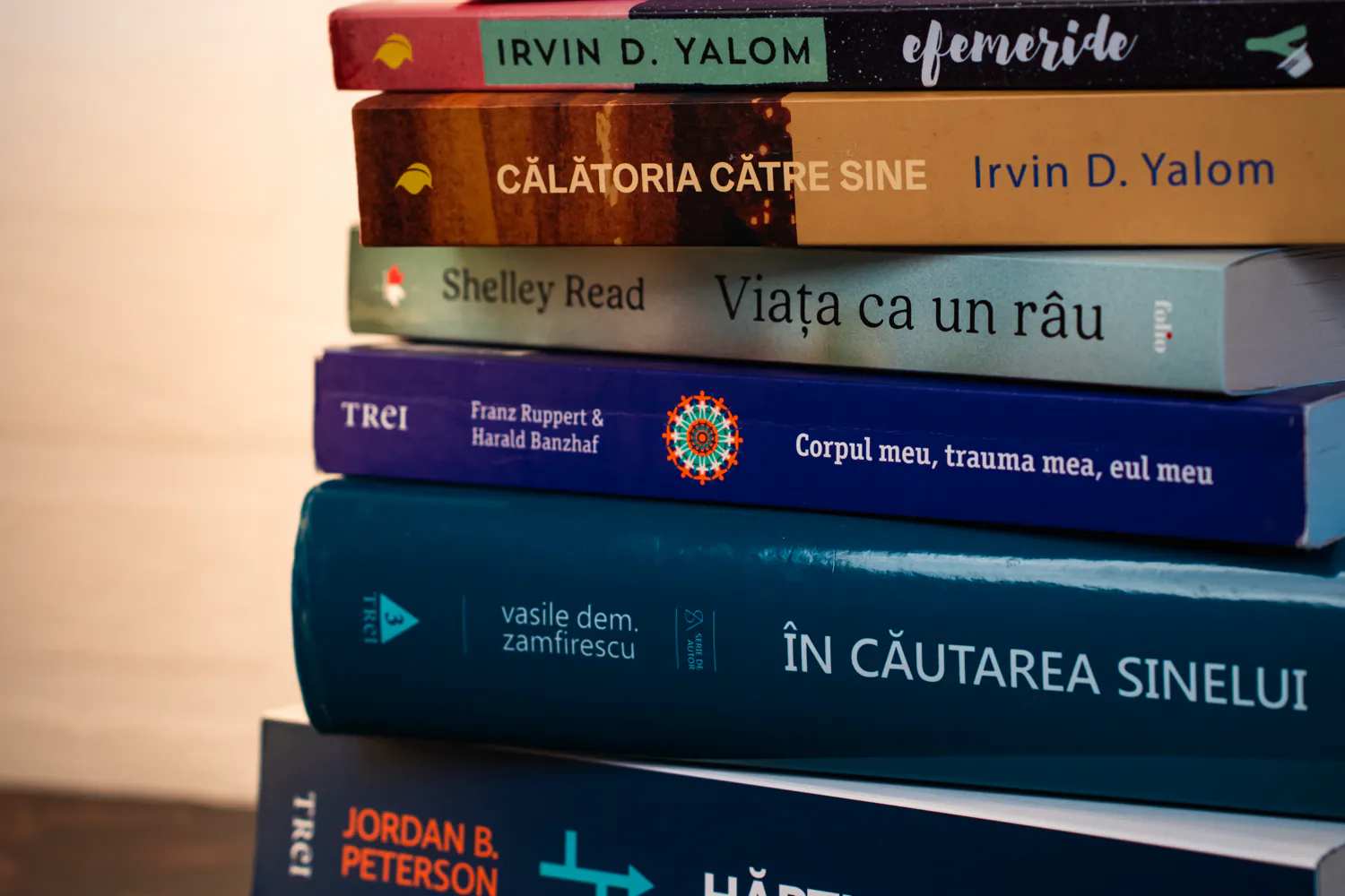 Teanc de cărți de psihologie din cabinet: Irvin Yalom, „Corpul meu, trauma mea, eul meu”, „În căutarea sinelui”